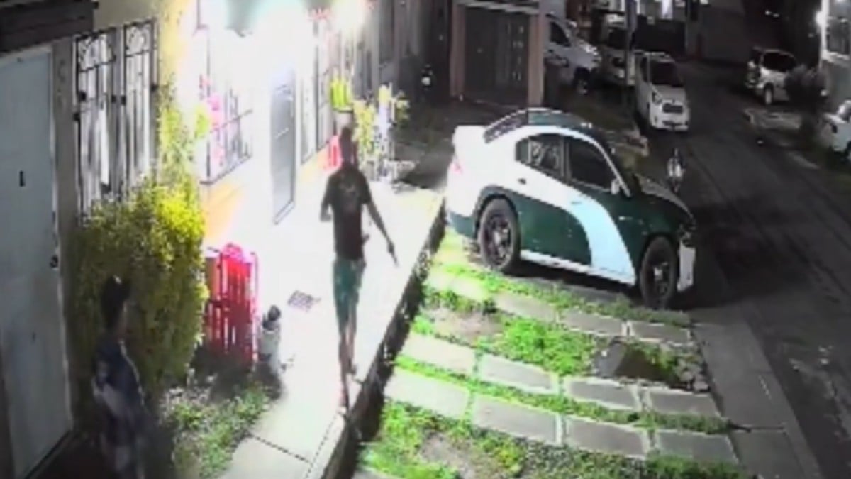 VIDEO ¡Crueldad extrema! Captan cuando hombre mata a balazos a un perrito