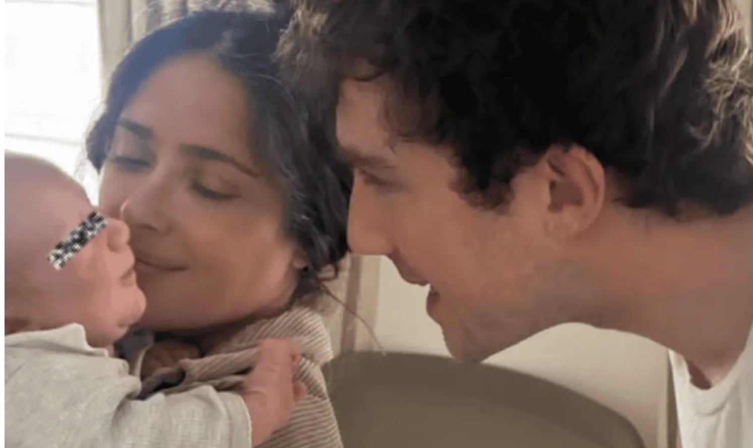 Se convierte Salma Hayek en abuela