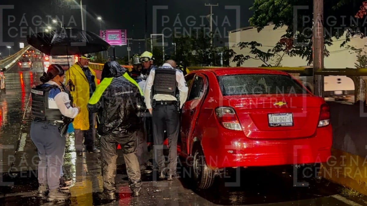 En plena lluvia abandonan auto tras volcarse en distribuidor de León; habría impactado otro auto