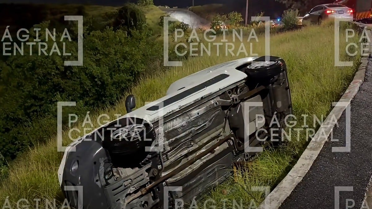 Tromba en León provoca aparatosa volcadura en el bulevar Gobernadores; conductora resulta ilesa