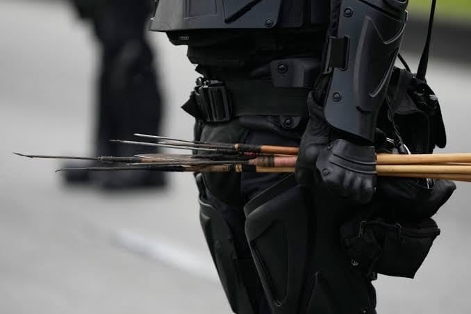 ¡A flechazos! Así sujeto agredió a policías tras ser denunciado
