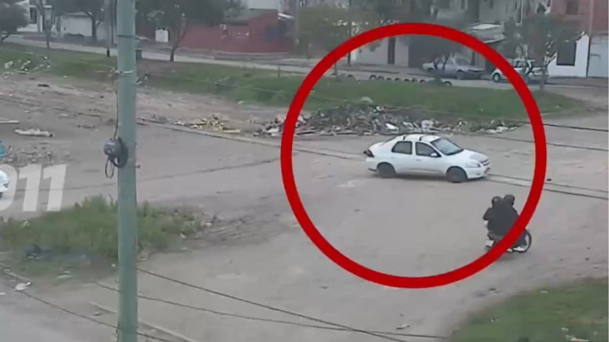 Auto es impactado por el tren