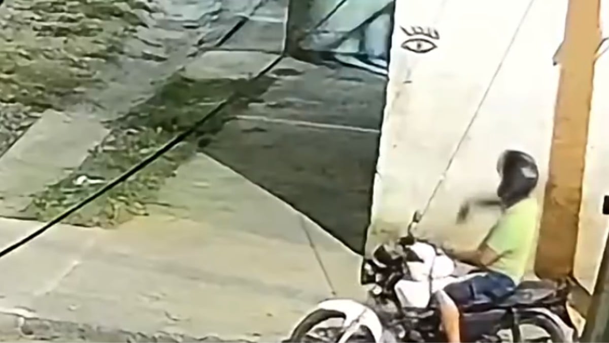VIDEO ¿Quería secuestrarlas? Captan a motociclista llamando a dos niñas en la calle
