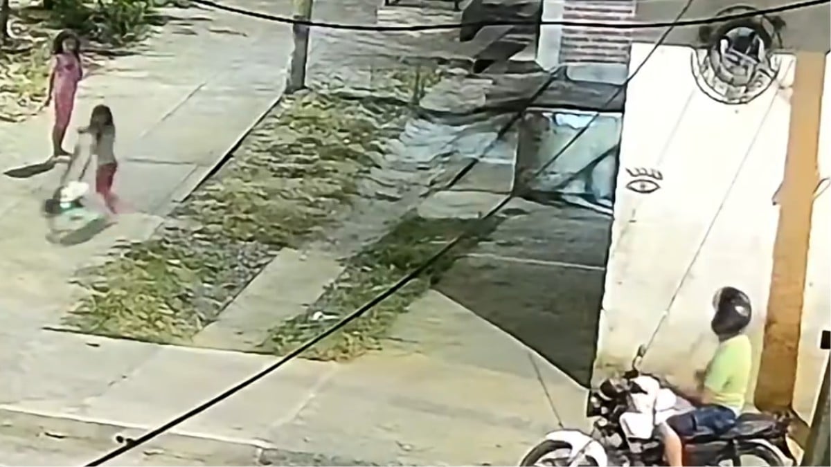 Hombre llama a dos menores