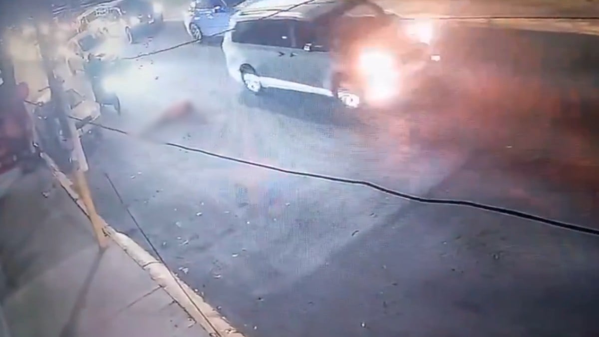Mujer se lanza de un auto