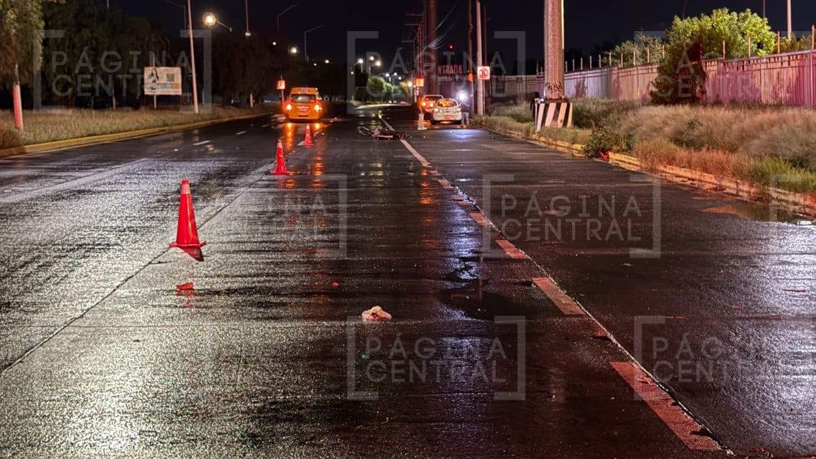 Motociclista pierde el control, impacta contra poste y muere en el ecobulevar