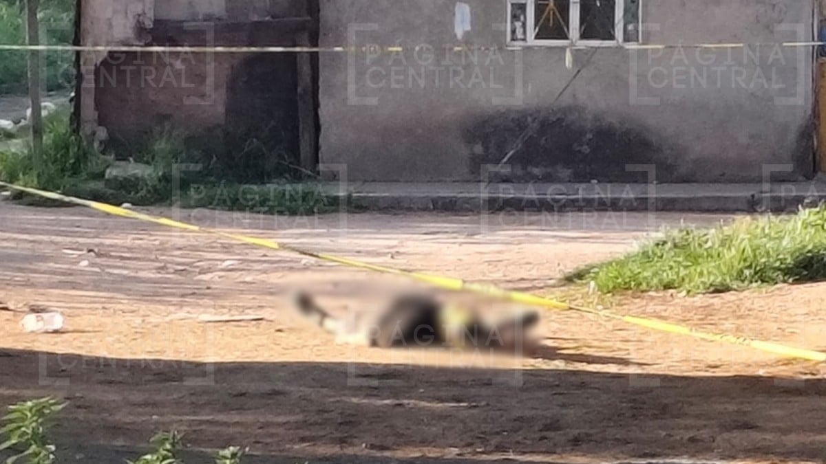 Vecinos encuentran el cuerpo de un hombre, estaba boca arriba y con un balazo en la cara