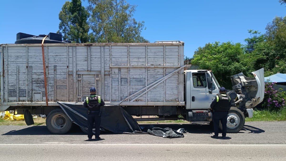 Abandonan un camión en medio de la carretera; iba cargado con 10 mil litros de huachicol