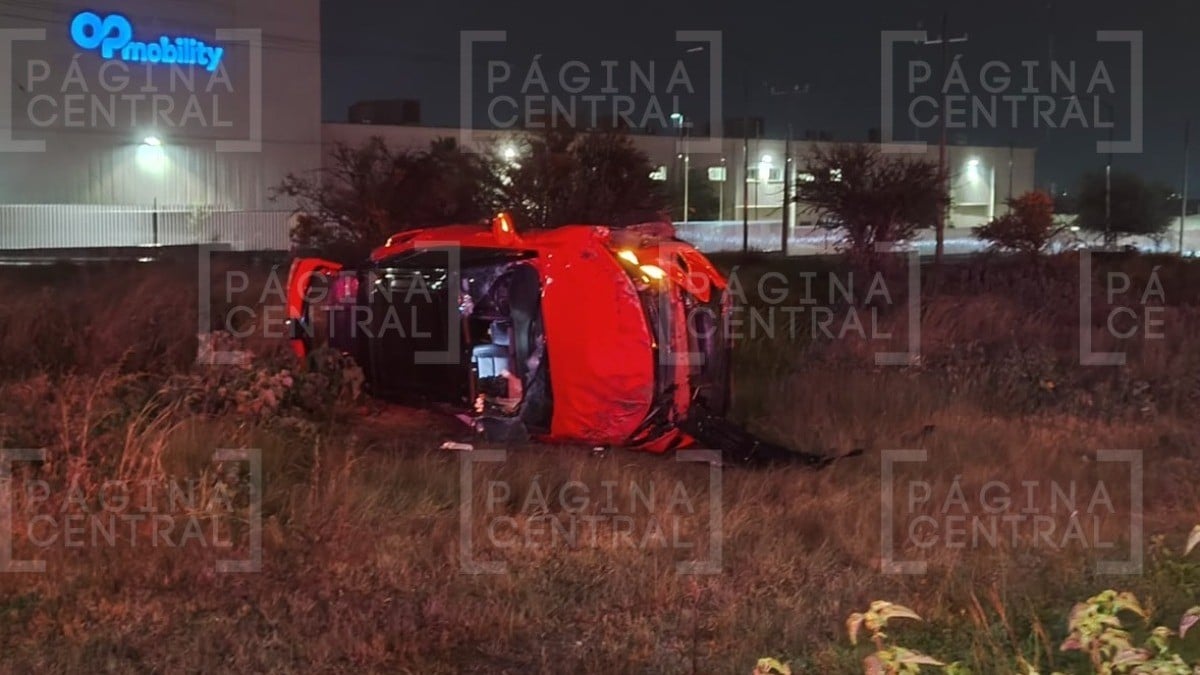 Lluvia y exceso de velocidad originan volcadura cerca de Parque Colinas de León; madre e hijo iban en el auto