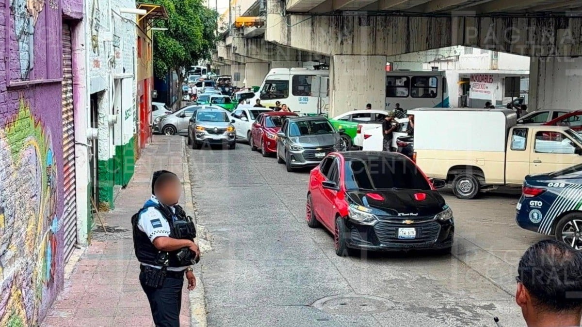 Elementos de la policía vial desvían el flujo vehicular en León tras el cierre de circulación generado por operadores de transporte.