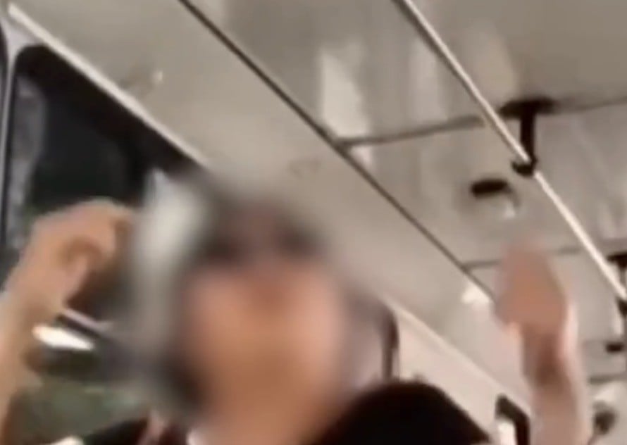 VIDEO Mujer con discapacidad visual provoca pelea en transporte público