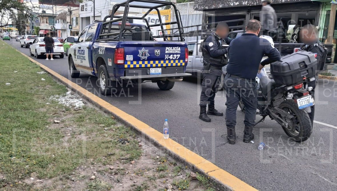 Patrullaje termina en accidente: Policías resultan heridos en bulevar de León; se les atravesó un auto