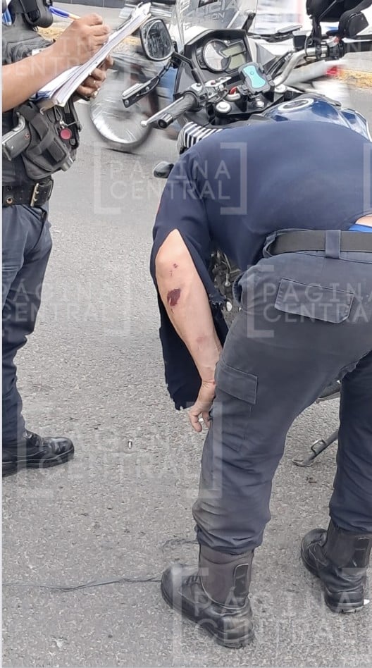 Unidades de la Policía Municipal quedaron a resguardo mientras se realizan las diligencias tras el percance vial. Unidades de la Policía Municipal quedaron a resguardo mientras se realizan las diligencias tras el percance vial.