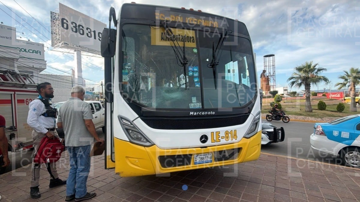 Camión choca contra camioneta, sube a la banqueta y atropella a ciclista en San Juan Bosco