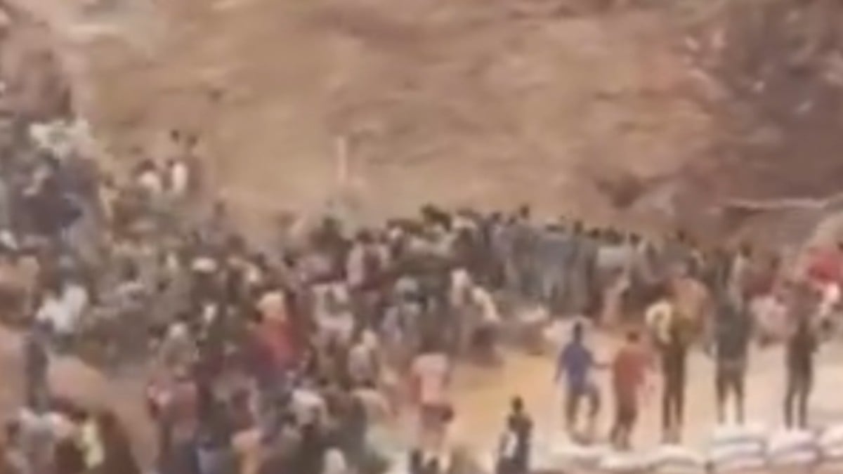 VIDEO ¡Se los tragó la tierra! Mina colapsa y cien personas mueren enterradas