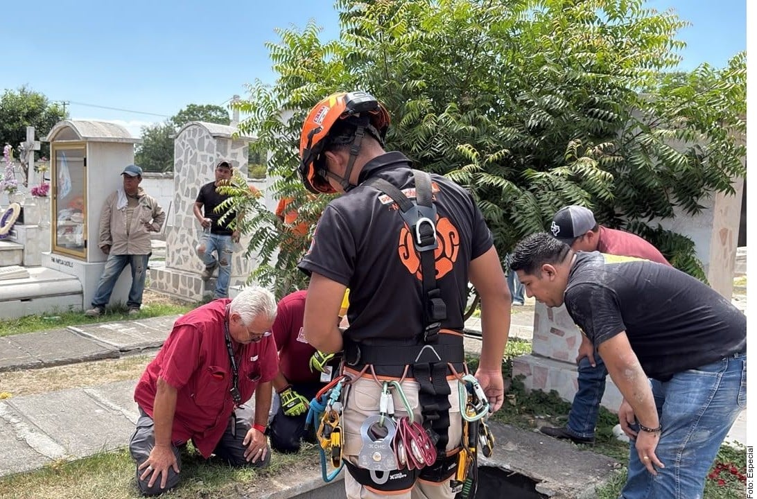 Rescatan a dos mujeres tras caer en tumba