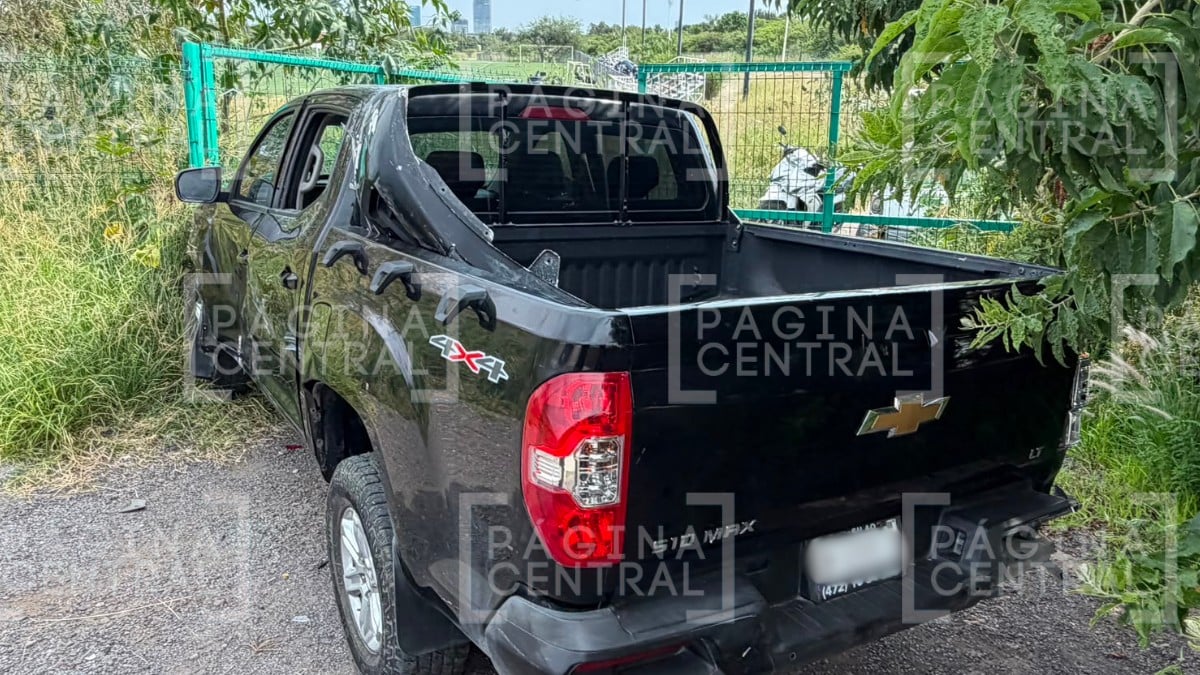 ¡Conductor ebrio choca varios autos y patrullas y huye! Terminó estampándose en El Molino