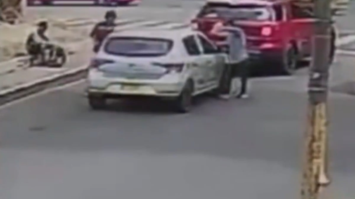 VIDEO Limpiaparabrisas golpea un auto que lo rechazó, y conductor le da una golpiza