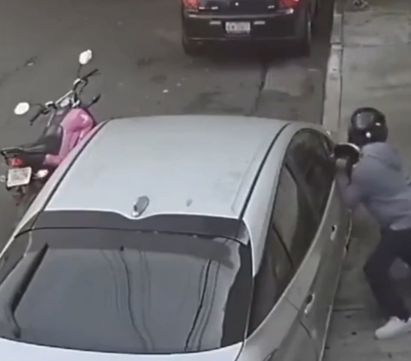 VIDEO ¡En un suspiro! Así sujeto en moto robó ambos espejos de un carro