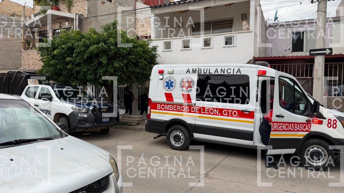 ¡Se asomó y cayó! Hombre trabajaba en azotea de su casa y muere al caer