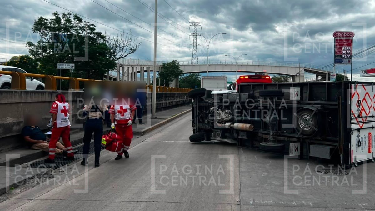 Camión vuelca en el bulevar Morelos; ¿qué le pasó al conductor?