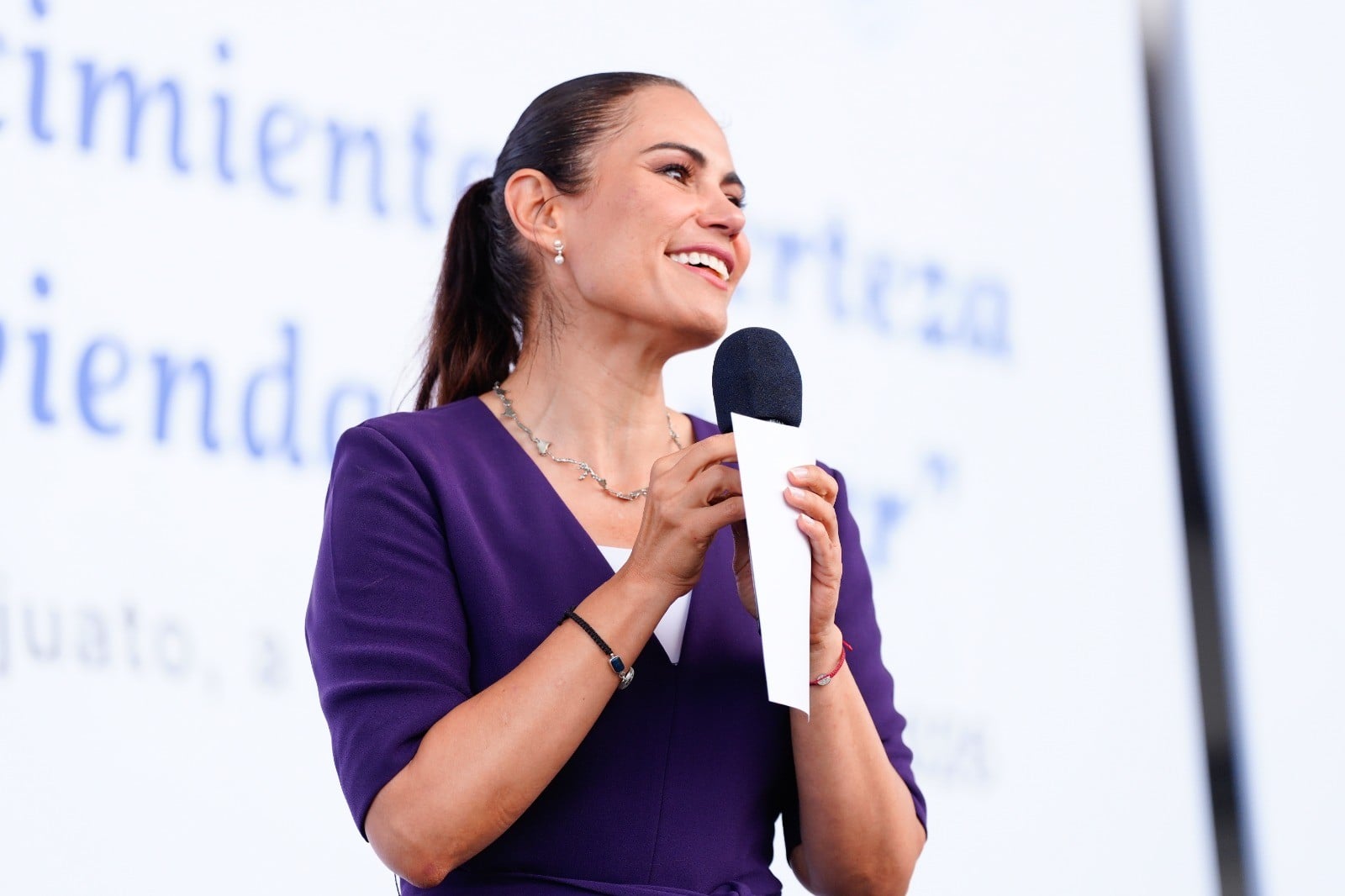 Papelito habla entrega escrituras en León