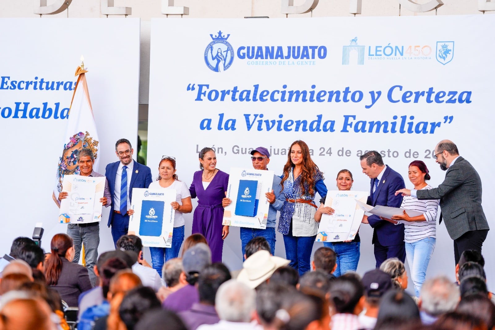 300 familias de León reciben escrituras para proteger su patrimonio