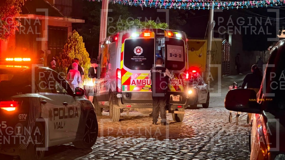 Motociclista iba a exceso de velocidad, derrapó y se estrelló con un árbol en León
