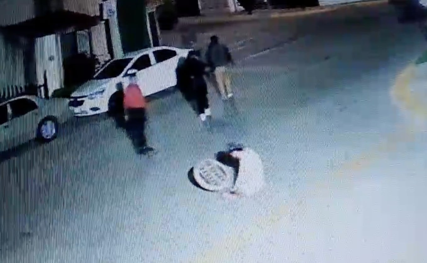 VIDEO ¿Túneles secretos en fraccionamiento privado? Los captan saliendo de alcantarilla en León