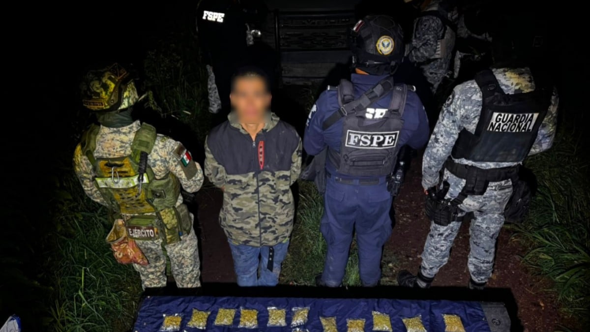 Jesús vio a la policía y arrojó una bolsa al piso; llevaba más de 500 dosis de marihuana