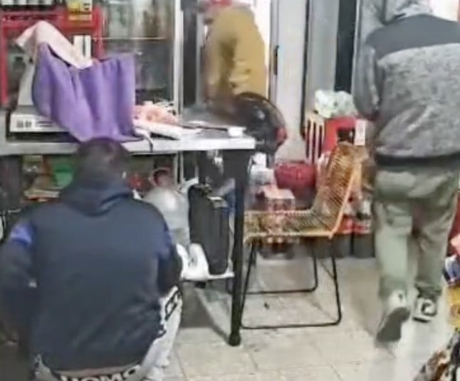 VIDEO ¡Todo quedó grabado! Lo amagan y roban su tienda, así pasó