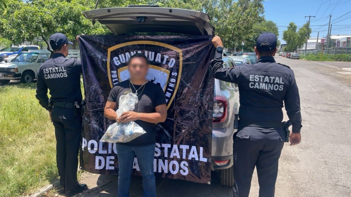 Lo detuvieron por llevar vidrios polarizados y le hallaron casi un millón de pesos en León