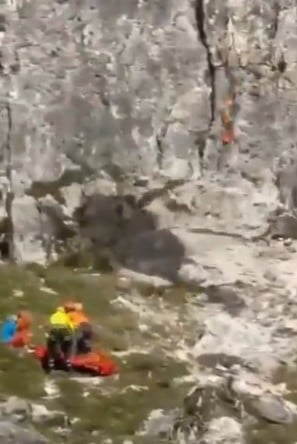 Paramédico cae por un risco
