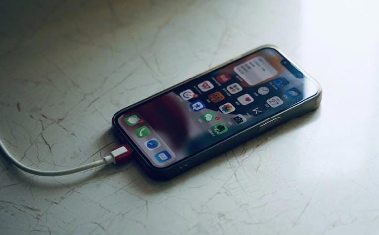Cómo activar la carga rápida del celular y qué accesorios necesitas para optimizar la batería
