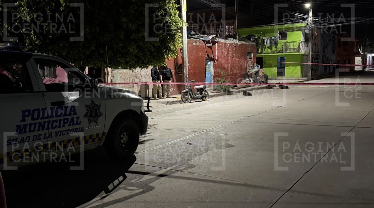 Ejecutan a balazos a motociclista; intentó huir pero cayó abatido en la puerta de su casa