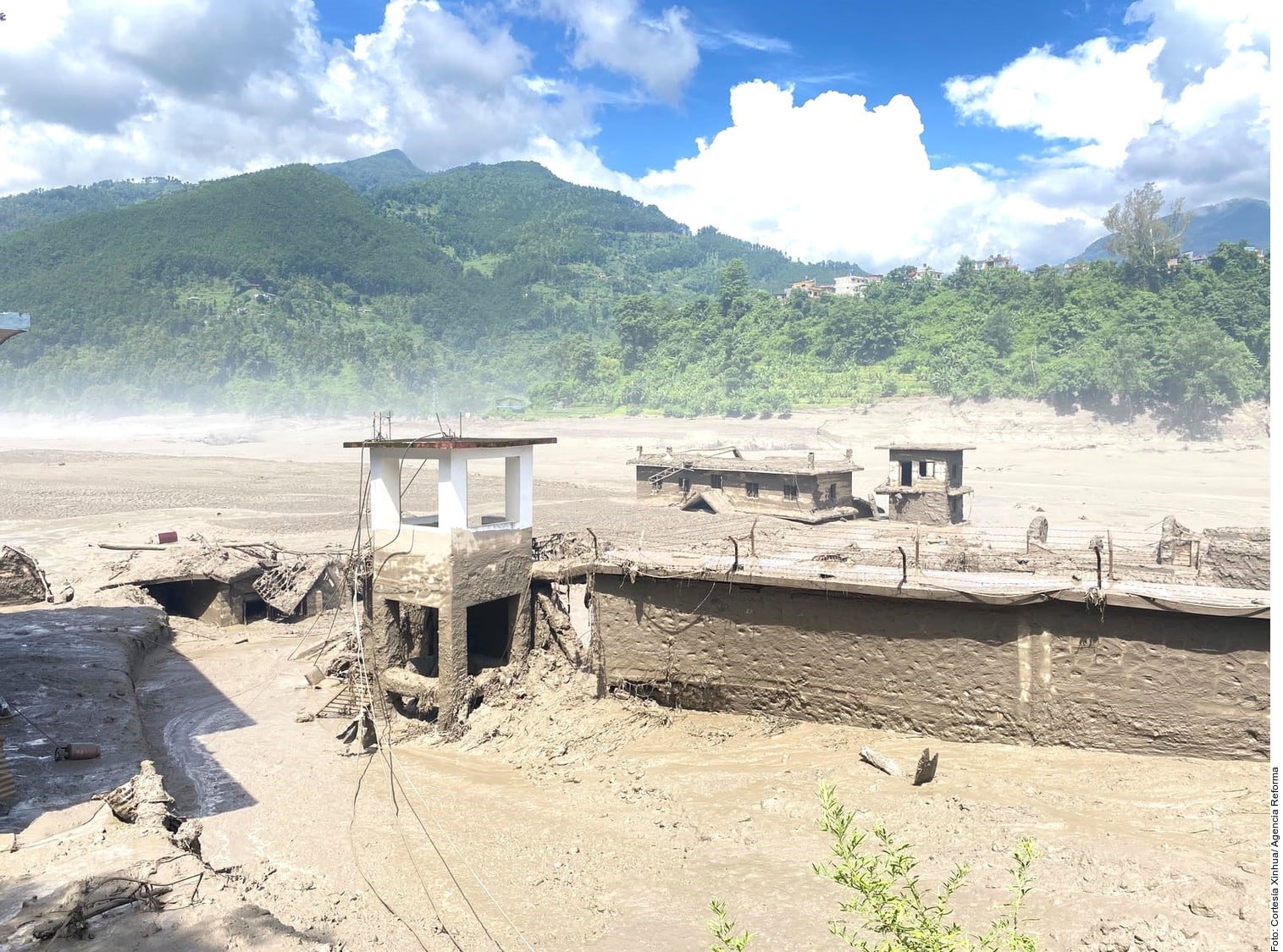 Van 390 muertos por inundaciones en Nepal