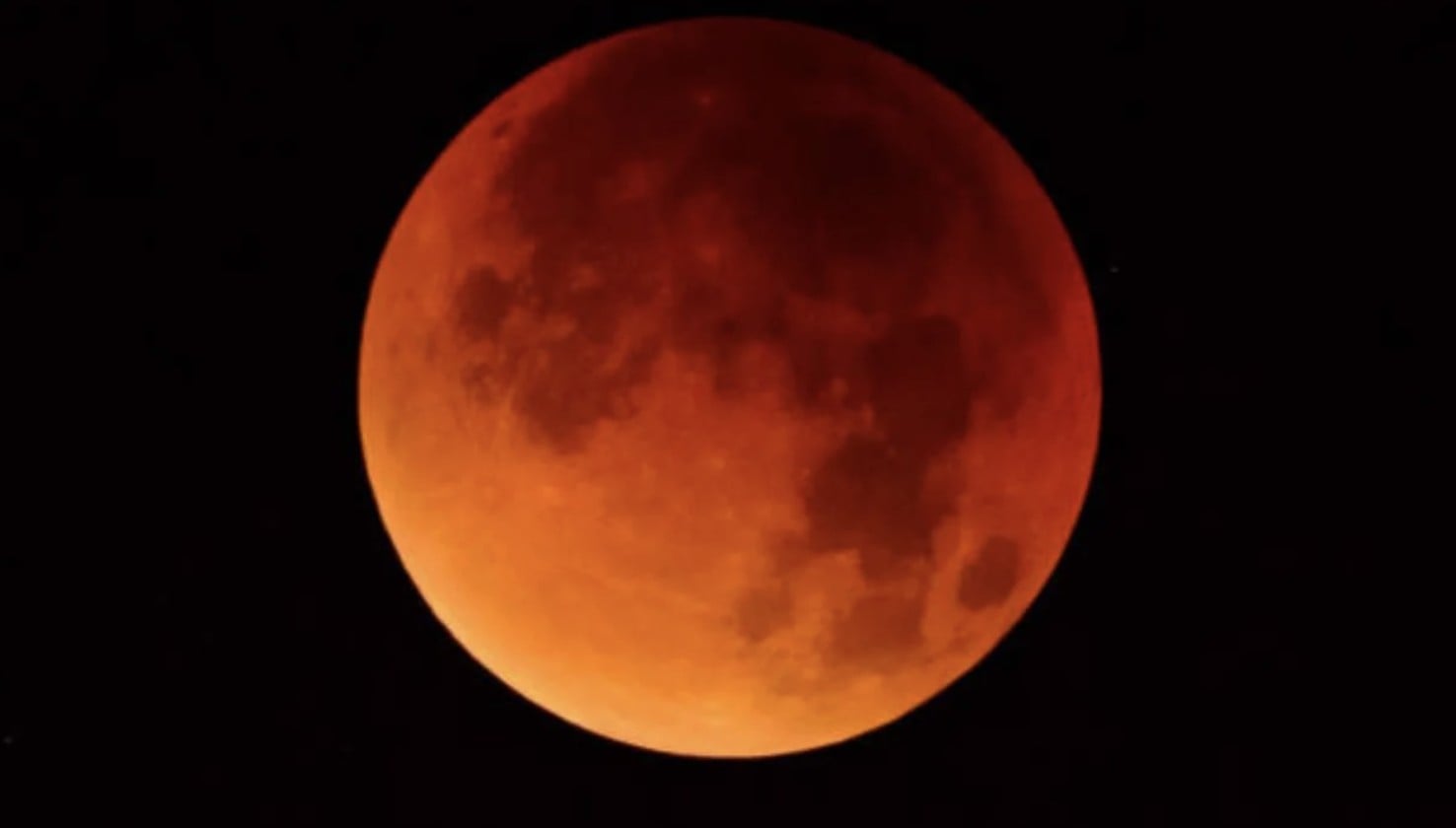 ¡Espectáculo en el cielo! La Luna se tiñe de rojo sangre y sorprende a todo México