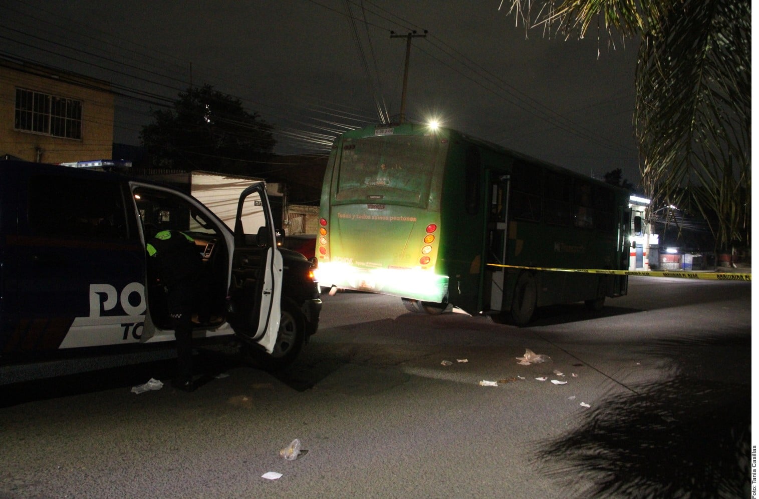 Cae padre de familia de camión con puertas abiertas y muere