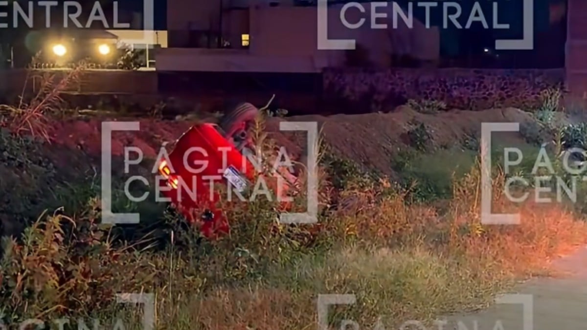 ¡Se subió a la banqueta y terminó volcado en un canal en León! Conductor abandonó el auto
