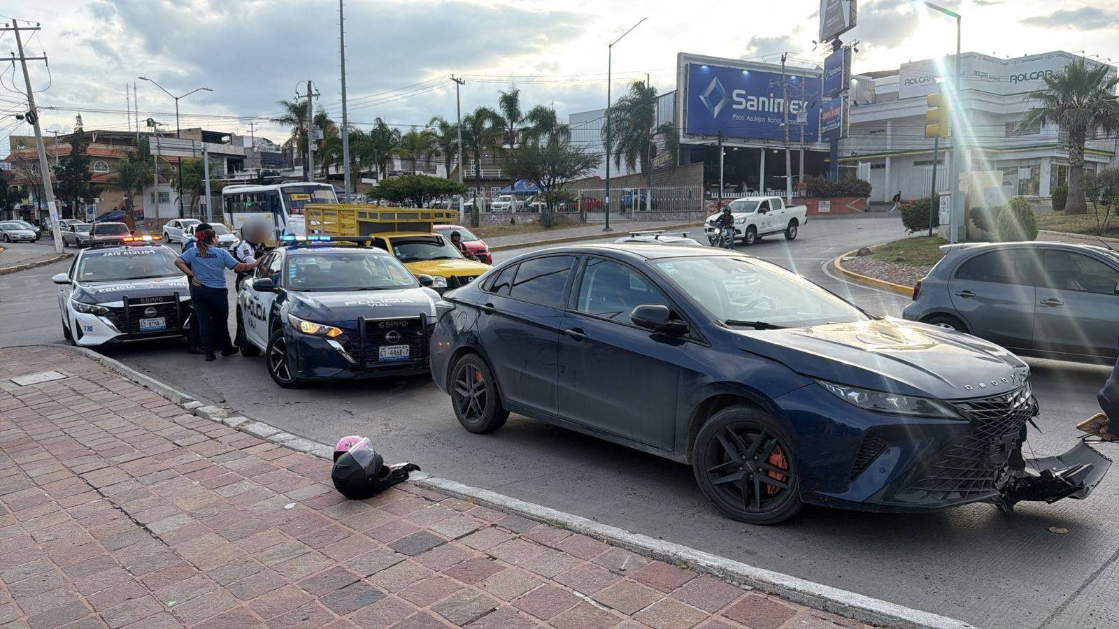 Una joven motociclista sale volando y queda inconsciente tras pasarse el semáforo en rojo