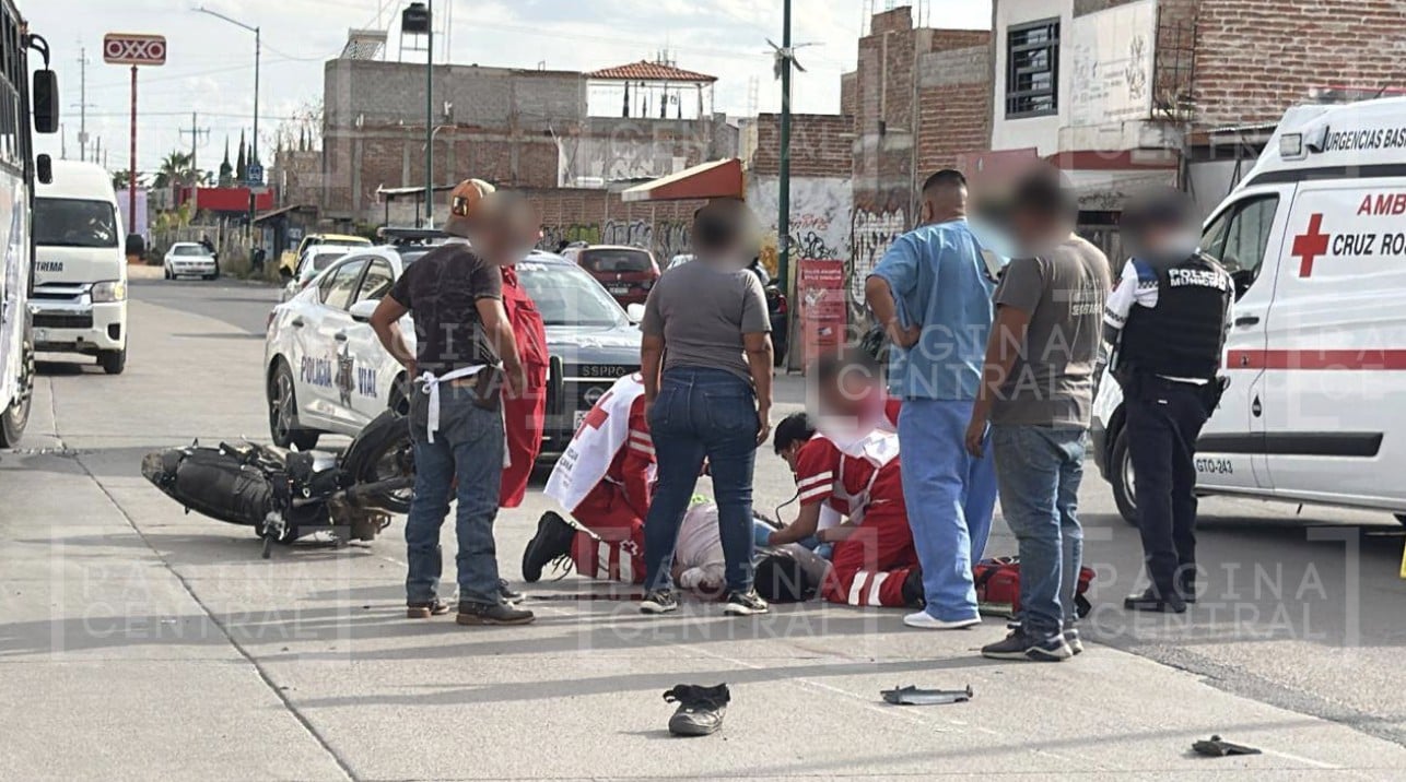 ¡Tragedia en Hacienda Los Otates! Choque frontal entre combi de personal y moto deja un joven muerto