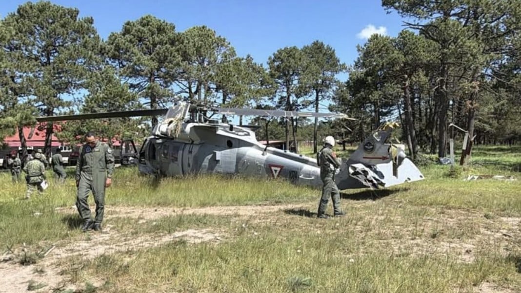 ¡Terror en las alturas! Se desploma helicóptero Black Hawk de la Fuerza Mexicana y hay siete militares heridos