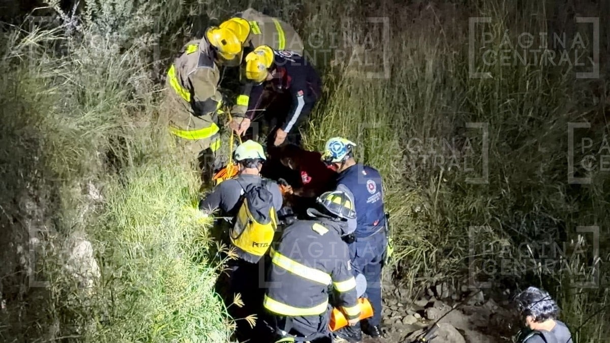 ¡Terminó en el fondo! Joven ciclista cae a zanja de 12 metros durante expedición familiar