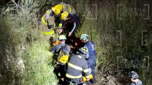 ¡Terminó en el fondo! Joven ciclista cae a zanja de 12 metros durante expedición familiar