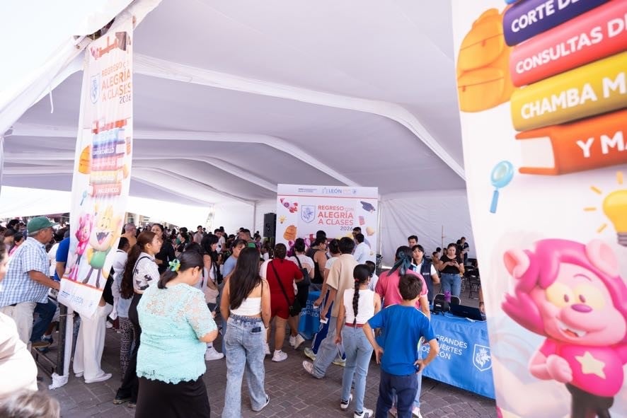 ¡Ofertas imperdibles! Con gran éxito se vivió el regreso a clases en la Plaza de los Mártires