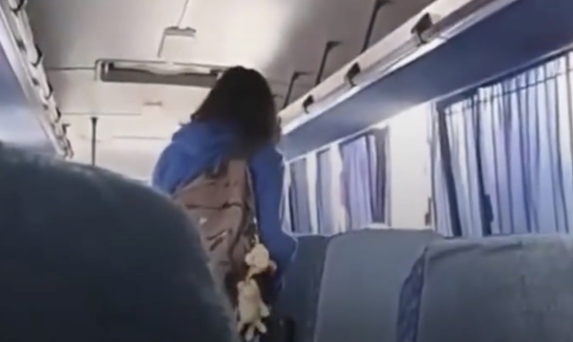 VIDEO ¡Bájese! Chofer empuja y corre a pasajero tras discusión
