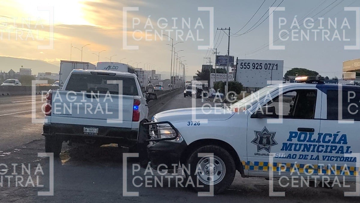 Volcadura en la carretera federal 45 en Silao