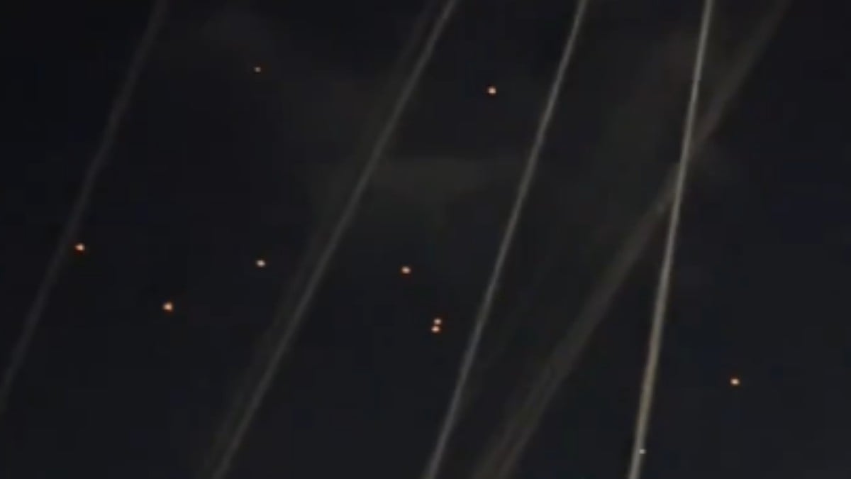 VIDEO ¿Visitantes de otros mundos? Captan flotilla de luces rojas en el cielo de México