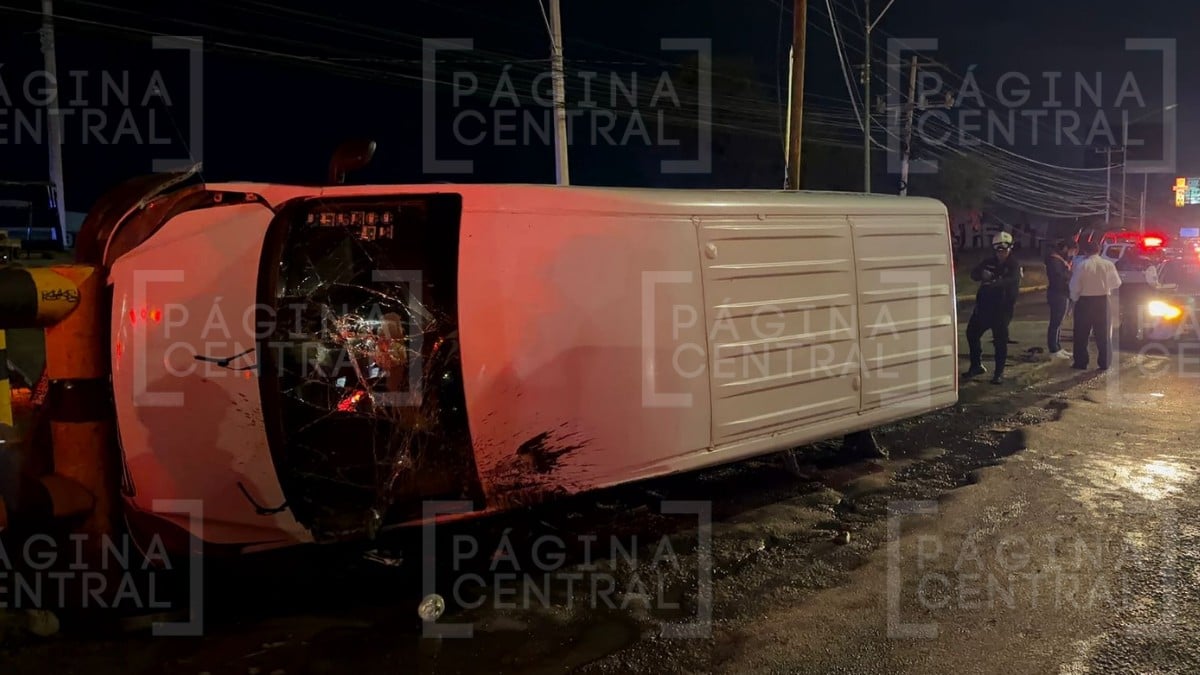 Conductor ebrio choca camión de personal y provoca que se vuelque en la León-Silao