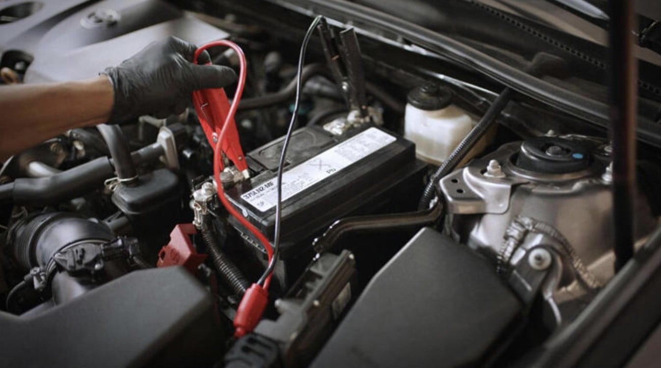 Estas son las alternativas para encender un auto con la batería descargada sin pasar corriente